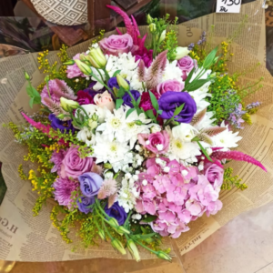 זר פרחים כולל הורטנזיה ורודה, ליזיאנטוס סגול ופרחים לבנים עדינים