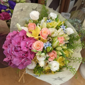 זר פרחי הורטנזיה סגולים עם ורדים ורודים