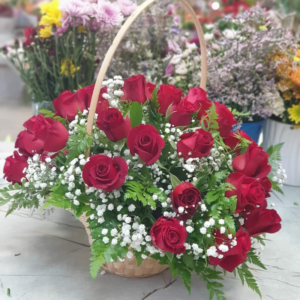 סלסלת ורדים אדומים